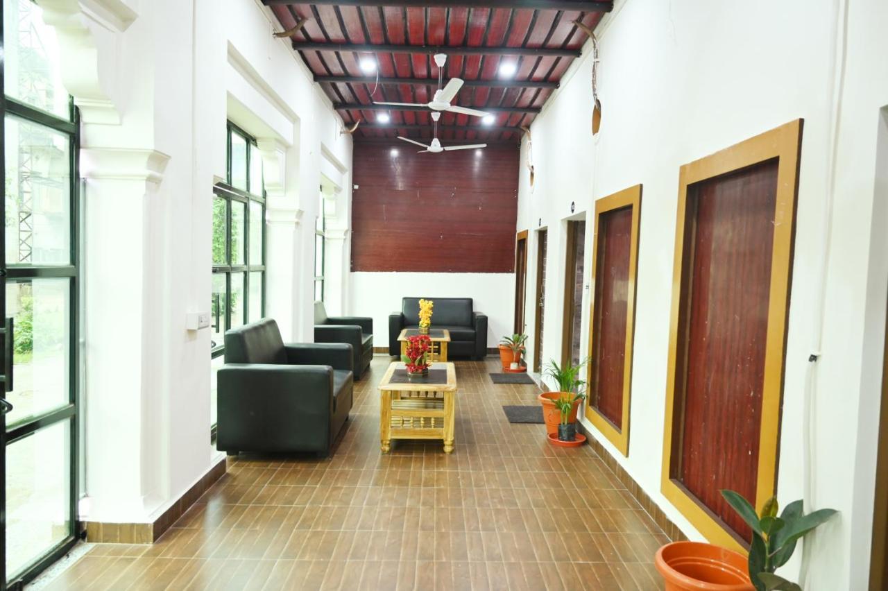 The Hotel Ambassador Inn Varanasi Exterior photo